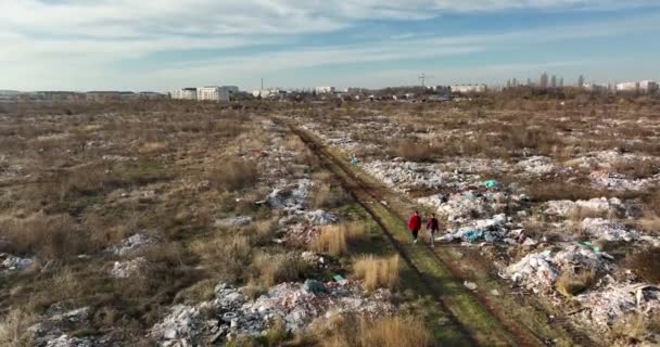 Zwei Menschen Die Auf Einer Riesigen Müllkippe Bukarest Rumänien Spazieren — Stockvideo