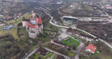 Romanya 'nın Hunedoara Transilvanya kentindeki ünlü Gotik Corvin Kalesi. Kasım 2021 'de Maviç 35.1k ile yüksek kaliteli 4K görüntü