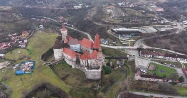 Romanya 'nın Hunedoara Transilvanya kentindeki ünlü Gotik Corvin Kalesi. Kasım 2021 'de Maviç 35.1k ile yüksek kaliteli 4K görüntü