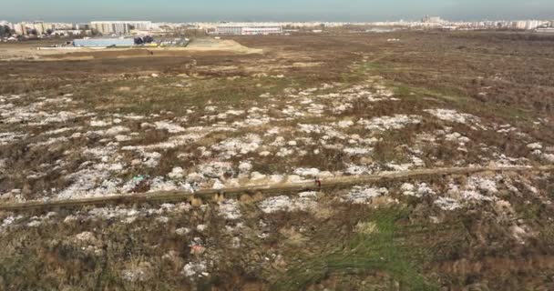 Duas Pessoas Caminhando Enorme Gosto Garbade Despejo Lixo Landill Bucareste — Vídeo de Stock