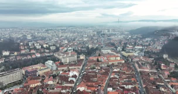 Foggy Ruas Frondosas Centro Cidade Brasov Atire Drone Aéreo Imagens — Vídeo de Stock