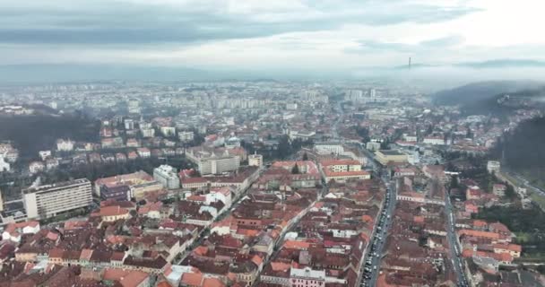 Mglisty Poranek Antena Zdjęcie Drona Średniowiecznego Miasta Brasov Wysokiej Jakości — Wideo stockowe