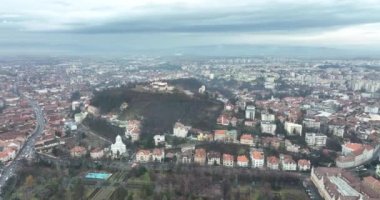 Brasov merkezinin hava aracı görüntüsü. Arka planda bir kilise var. Yüksek kaliteli DJI Mavic 34k 5.1 K görüntü Kasım 2021. Güçlendirilmiş Ortaçağ Kalesi. Konsey Eski Meydanı