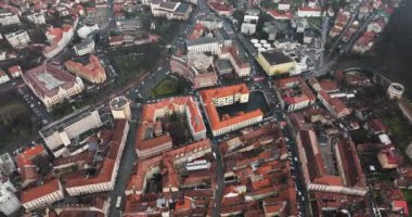 Güneşli bir sonbahar sabahında Romanya 'nın Brasov şehrinin tepeden aşağı görüntüsü. Yüksek kaliteli DJI Mavic 34k 5.1 K görüntü Kasım 2021. Güçlendirilmiş Ortaçağ Kalesi. Konsey Eski Meydanı