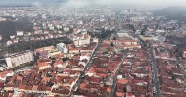 Sisli sabahta Brasov City 'nin sinematik hava perspektifi. Yüksek kaliteli DJI Mavic 34k 5.1 K görüntü Kasım 2021. Güçlendirilmiş Ortaçağ Kalesi. Konsey Eski Meydanı