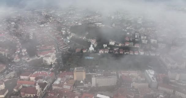 Cinematic Aerial Volando Través Las Nubes Niebla Revela Brasovs Popular — Vídeo de stock