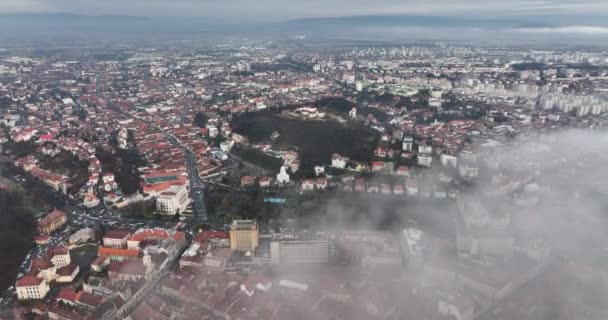 Vista Aérea Hermosa Ciudad Brasov Nebulosa Mañana Cinematográfica Imágenes Alta — Vídeos de Stock