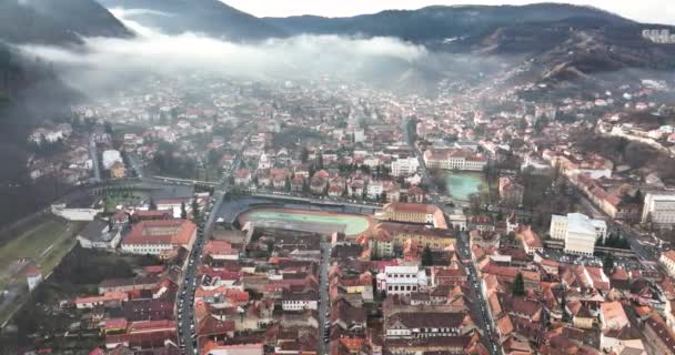 Потрясающие Воздушные Туманные Кадры Старого Города Брашова Центра Города Горами — стоковое видео