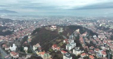 Foldioara Kalesi, Töton Şövalyeleri, Ruper Kalesi, Fagaras tarafından inşa edildi. Yüksek kaliteli DJI Mavic 34k 5.1 K görüntü Kasım 2021. Güçlendirilmiş Ortaçağ Kalesi. Konsey Eski Meydanı