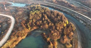 Sonbahar rengi Forrest, sinema 5.1k hava manzaralı renkli sonbahar ağaçları, nehir ve kuşlar. Ağustos 2021 'de Romanya' da çekilen en kaliteli 4K DJI Mavin 35.1 km görüntü