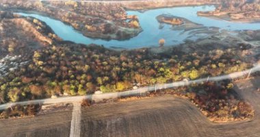 Parlak sarı, turuncu ve yeşil ağaçlarla dolu renkli bir sonbahar ormanı. Ağustos 2021 'de Romanya' da çekilen en kaliteli 4K DJI Mavin 35.1 km görüntü