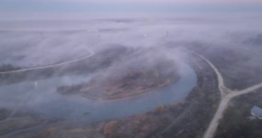 Düşük hafif sis bulutunun insansız hava aracı görüntüsü. ve sisli gündoğumu sabahında adalar. Ağustos 2021 'de Romanya' da çekilen en kaliteli 4K DJI Mavin 35.1 km görüntü
