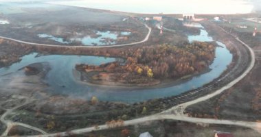 Orman manzarası, su üzerinde gün doğumu sinematik insansız hava aracı videosu sisli görüntüsü. Ağustos 2021 'de Romanya' da çekilen en kaliteli 4K DJI Mavin 35.1 km görüntü