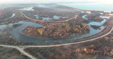 Göl kenarındaki küçük bir nehrin dramatik hava aracı görüntüleri. Dönüşümlü sinematik dron videosu. Ağustos 2021 'de Romanya' da çekilen en kaliteli 4K DJI Mavin 35.1 km görüntü