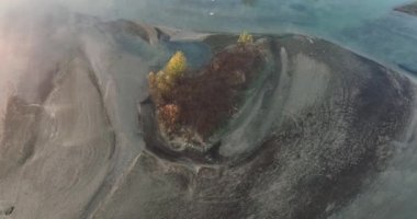 Mavi suyun üzerinde uçuyor. Kış mevsiminde ağaçlar ve çalılar. Havadan aşağı. Ağustos 2021 'de Romanya' da çekilen en kaliteli 4K DJI Mavin 35.1 km görüntü