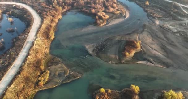 Кинематографическая Съемка Стая Птиц Выходит Реки Высококачественные Кадры Mavin Снятые — стоковое видео