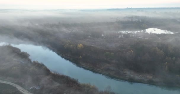 霧の川の上の日の出の空中ドローンビュー 落ち着き リラックス 高品質4K Dji Mavin 2021年8月にルーマニアで撮影された映像 — ストック動画