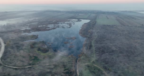 Красивое Озеро Посреди Суши Восход Солнца Горах После Туманной Ночи — стоковое видео