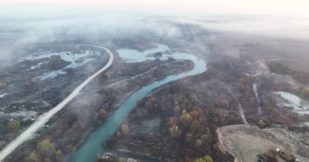 Vue Aérienne Scénario Brouillard Lunaire Incroyable Lac Une Route Campagne — Video