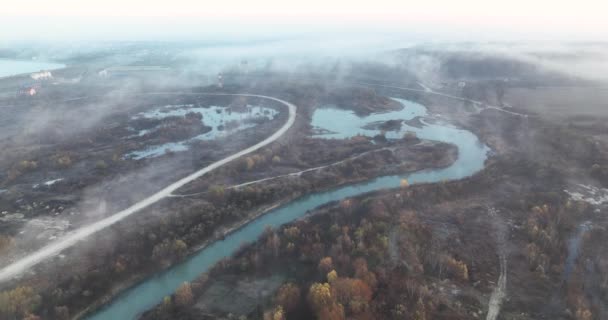 俯瞰着浓雾和美丽的小河与乡村小道的空中美景 2021年8月在罗马尼亚拍摄的高质量4K Dji Mavin 1K镜头 — 图库视频影像