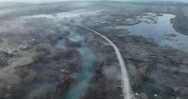 Вид Воздуха Горную Дорогу Кинематографический Туманный Сценарий Реки Сельской Дороги — стоковое видео