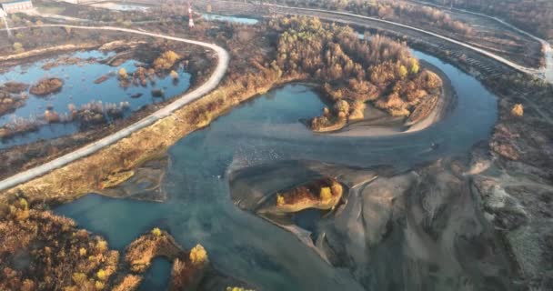 Dramatické letecké záběry z řeky. Záběry z bezpilotního letounu. Vysoce kvalitní 4k DJI Mavin 3 5.1k záběr v srpnu 2021 v Rumunsku