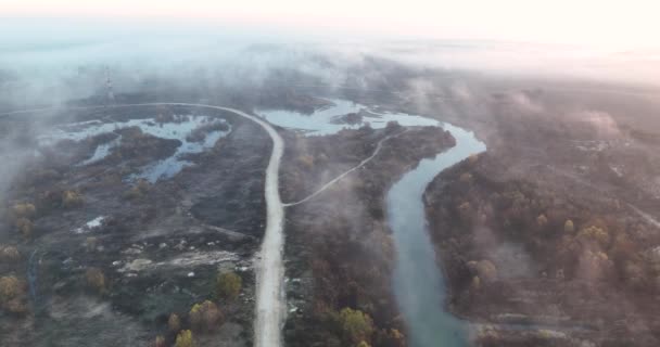 空中俯瞰着雾蒙蒙的湖面上的风景 多愁善感的土地和道路 2021年8月在罗马尼亚拍摄的高质量4K Dji Mavin 1K镜头 — 图库视频影像