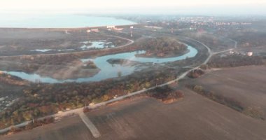 Güzel turkuaz su gölü. Yeşil ağaçlar ve geniş arazi. Güzel bir manzara. Ağustos 2021 'de Romanya' da çekilen en kaliteli 4K DJI Mavin 35.1 km görüntü