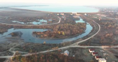 Kente yakın dağlardaki manzaralı Romen nehri. Ağustos 2021 'de Romanya' da çekilen en kaliteli 4K DJI Mavin 35.1 km görüntü