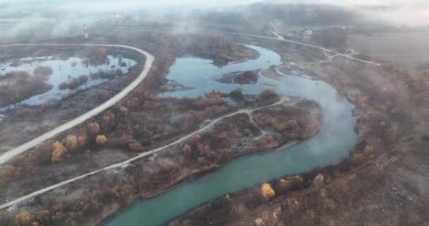 Большая Красивая Редчайшая Река Окруженная Туманом Дорогой Широкой Землей Высококачественные — стоковое видео