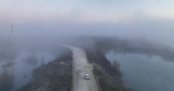 霧に囲まれた日の出時のパスの空中映画のスローモーションドローンビュー 高品質4K Dji Mavin 2021年8月にルーマニアで撮影された映像 — ストック動画
