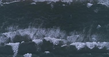 Devasa okyanus dalgalarının çarpışma ve köpürme görüntülerinin yukarıdan aşağıya doğru görüntüsü. Soyut görüş. Yüksek Kaliteli 4K Phantom 4 PRO Çekimi Aralık 2020 'de Güney Fransa' da. Lespiguette, Le Grau du Roi