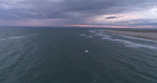 Trópusi Tengerparton Repül Vihartörmelék Vízhullámok Felett Dji Phantom Pro Felvétel — Stock videók