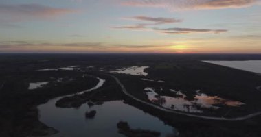 Ormanla çevrili, Manzaralı Sarmal Nehir 'in Güzel Manzarası. Ocak 2022 'de Romanya' nın Bragadiru kentinde çekilen yüksek kaliteli 4k Hava Sinema Dronu DJI MAVIC 35,1 k görüntü