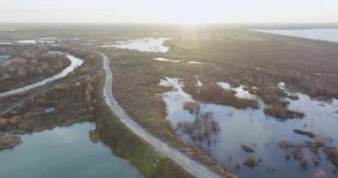 Hava aracının çektiği manzara çok güzel. Orman ve sakin göl. Güneşli bir gün. Ocak 2022 'de Romanya' nın Bragadiru kentinde çekilen yüksek kaliteli 4k Hava Sinema Dronu DJI MAVIC 35,1 k görüntü