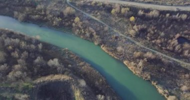 Hava görüntüleri, küçük bir göl, nehir ağzı. Güneşli bir gün. Ocak 2022 'de Romanya' nın Bragadiru kentinde çekilen yüksek kaliteli 4k Hava Sinema Dronu DJI MAVIC 35,1 k görüntü