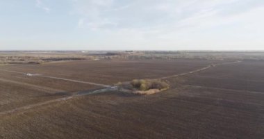 Romanya 'daki açık bir arazinin güzel bir manzarasının insansız hava aracı çekimi. Kırsal alan. Ocak 2022 'de Romanya' nın Bragadiru kentinde çekilen yüksek kaliteli 4k Hava Sinema Dronu DJI MAVIC 35,1 k görüntü