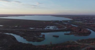 Ormanla çevrili, Manzaralı Sarmal Nehir 'in Güzel Manzarası. Ocak 2022 'de Romanya' nın Bragadiru kentinde çekilen yüksek kaliteli 4k Hava Sinema Dronu DJI MAVIC 35,1 k görüntü