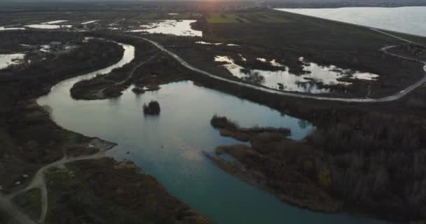 Лісовий Ландшафт Над Сходом Сонця Над Водним Кінематографічним Дроном Румунії — стокове відео