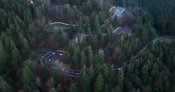 空中自上而下的无人驾驶飞机在接近日落的蜿蜒山路上空鸣枪 汽车和卡车经过 2022年1月在罗马尼亚布拉索夫拍摄了高质量的Dji Mavic 1K电影胶片 — 图库视频影像