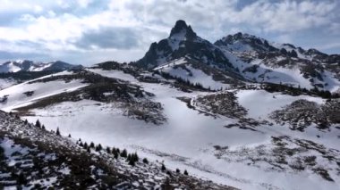 Ciucas 'ı kaplayan muazzam yükseklik peri masalı dağ manzarasından. Mart 2022 'de Romanya' nın Ciucas kentinde çekilen yüksek kaliteli 4K DJI MAVIC 3 PRO 5,1 k görüntü