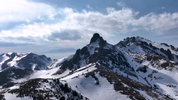 Imágenes Aéreas Drones Cumbre Montaña Ciucas Cima Montaña Día Soleado — Vídeos de Stock