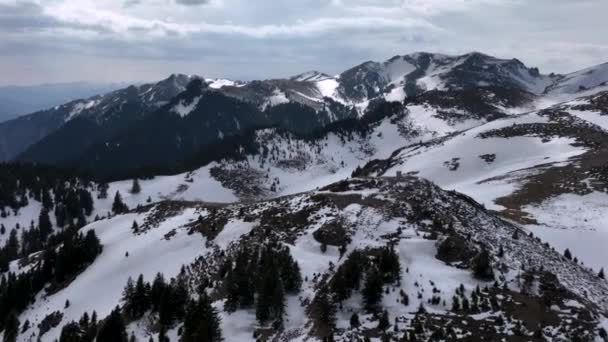 Bela Vista Drone Montanhas Romenas Com Gelo Neve Inverno Primavera — Vídeo de Stock