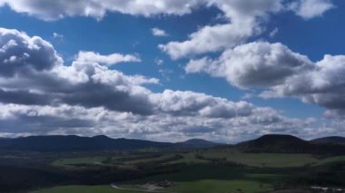 Renkli mavi gökyüzünde parlayan 4k Majestic bulutları. Mart 2022 'de yapılan yüksek kaliteli 4K DJI Phantom 4 PRO İHA görüntüleri Kabarık beyaz bulutlu B Roll görüntüleri