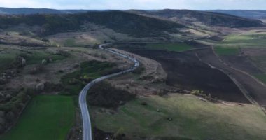 Sonbahar yolu gökyüzü manzaralı, arabalar ve kamyonlarla. Kır yolunun havadan görünüşü. yüksek kaliteli 5.1k DJI Maviç Mayıs 2022 'de Güney Romanya' da 34k 'lık bir çekim