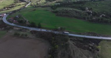 Sonbahar yolu gökyüzü manzaralı, arabalar ve kamyonlarla. Kır yolunun havadan görünüşü. yüksek kaliteli 5.1k DJI Maviç Mayıs 2022 'de Güney Romanya' da 34k 'lık bir çekim