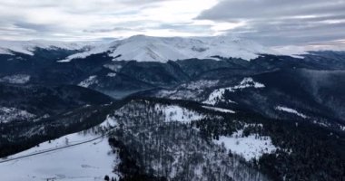 Peri masallarındaki dağ manzarasından. Alp karlarıyla kaplı. Ocak 2022 'de Romanya' da güneşli bir günde yüksek kaliteli DJI Maviç 35,1k ve 4k 'lık görüntüler çekildi.