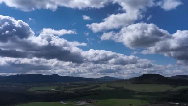 Timelapse Nuvens Majestosas Brilhando Através Colorido Céu Azul Alta Qualidade — Vídeo de Stock