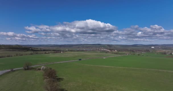 Wide Shot Aerial Drone Footage Cars Passing Sunny Spring Days — Stok video