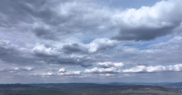 Λευκά Σύννεφα Αιωρούνται Στον Ουρανό Μπλε Ουρανό Άσπρα Σύννεφα Φουντωτά — Αρχείο Βίντεο